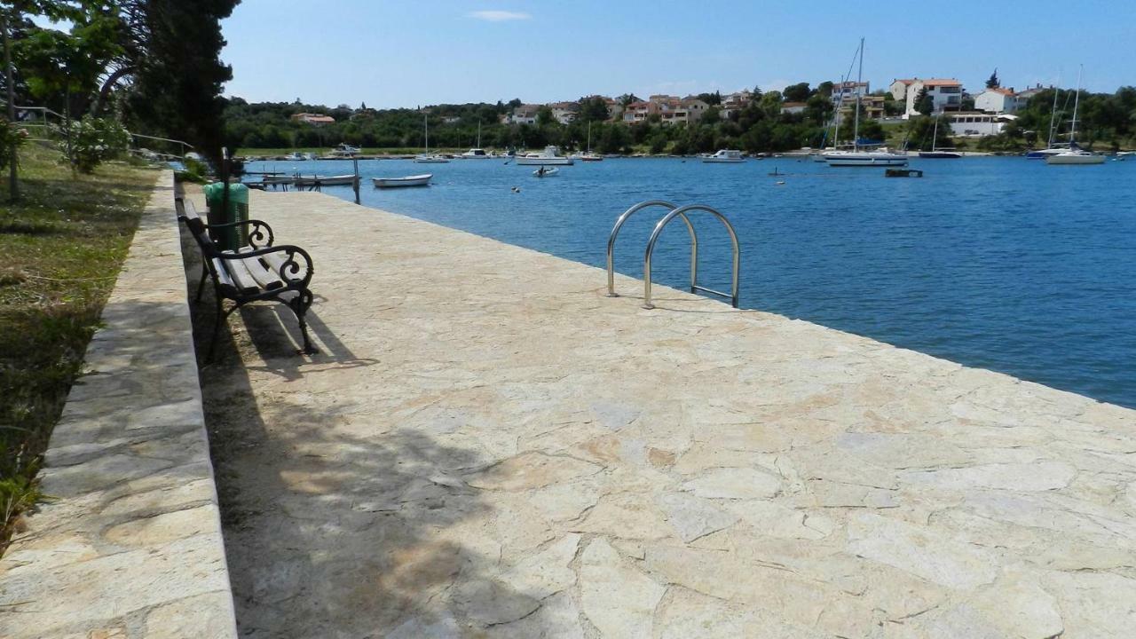 Apartment Nela Vinkuran Bagian luar foto